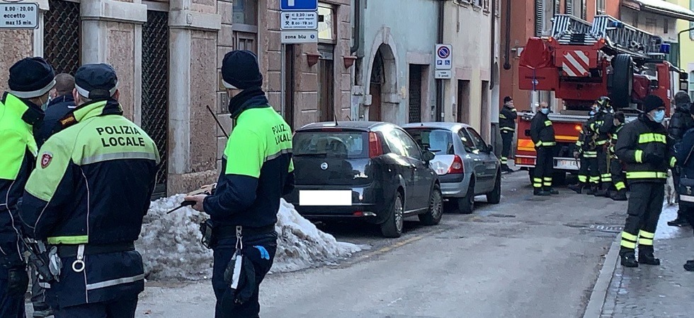 Neve e ghiaccio piombano dal tetto in mezzo alla via che viene chiusa
